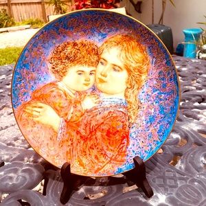 Vintage 1985 Edna Hibel plate